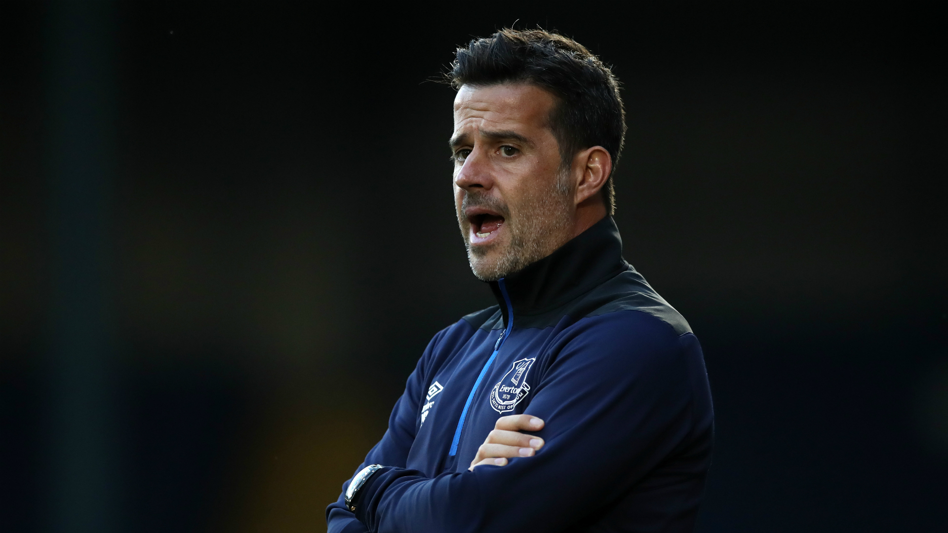 后防线的坚 后防线的坚